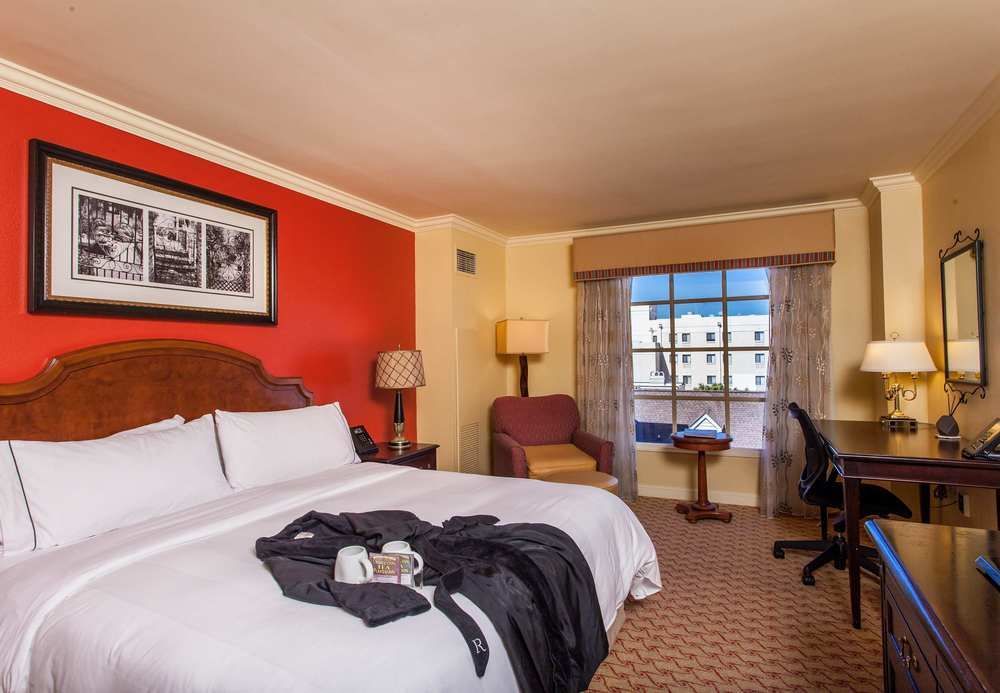 The Lindy Renaissance Charleston Hotel Exterior photo
